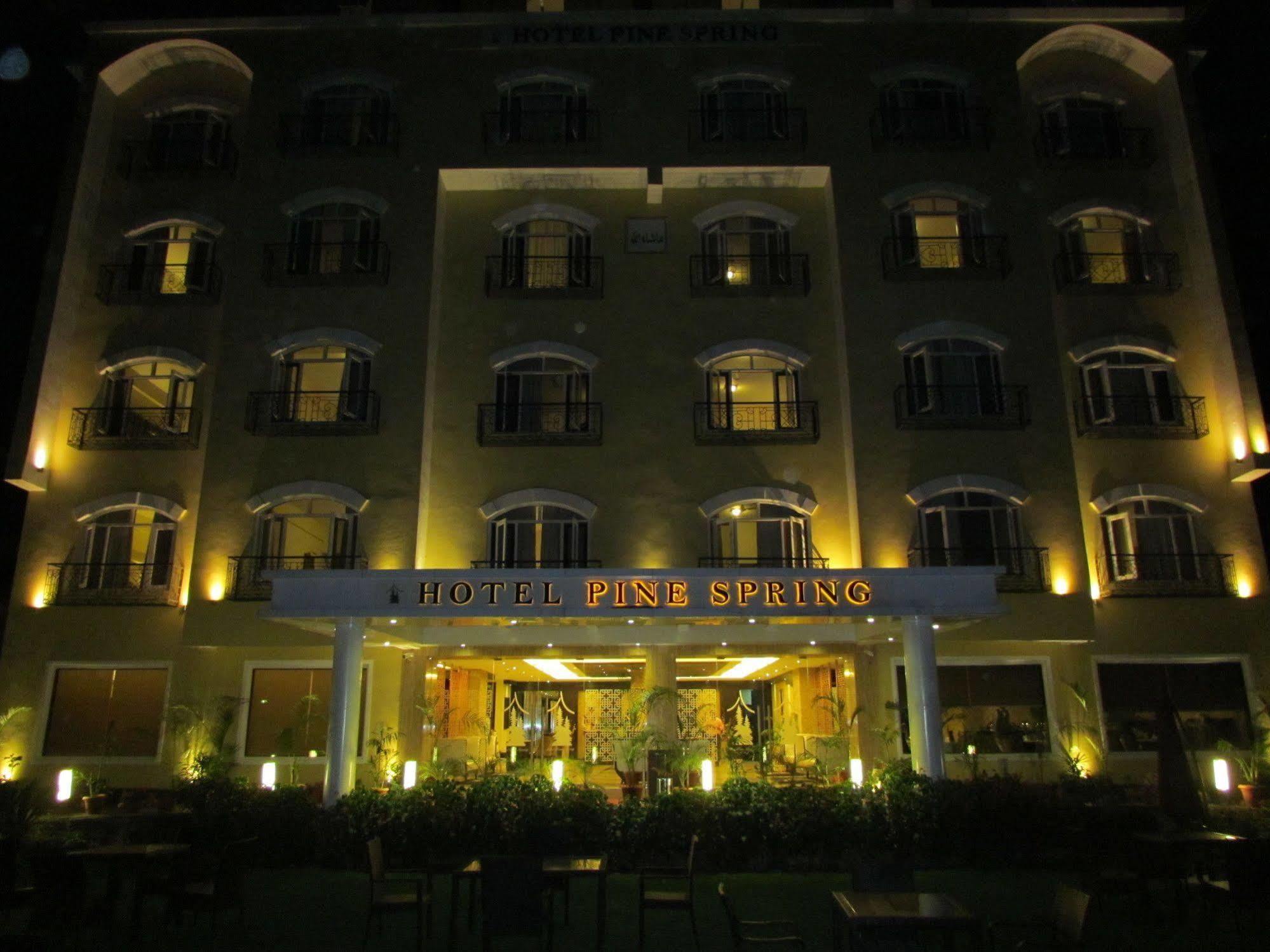 Hotel Pine Spring Wazir Bagh Srīnagar Dış mekan fotoğraf