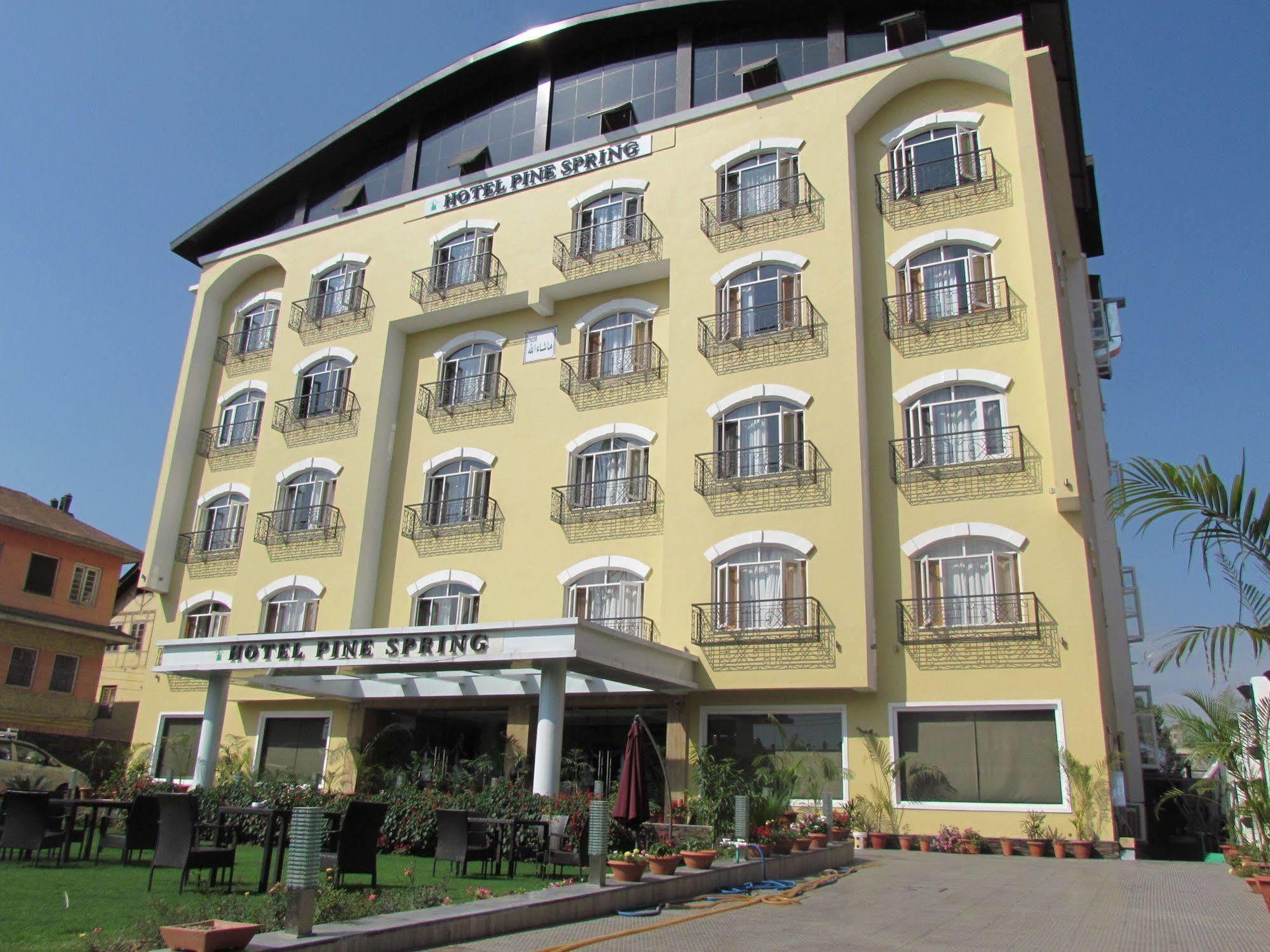 Hotel Pine Spring Wazir Bagh Srīnagar Dış mekan fotoğraf