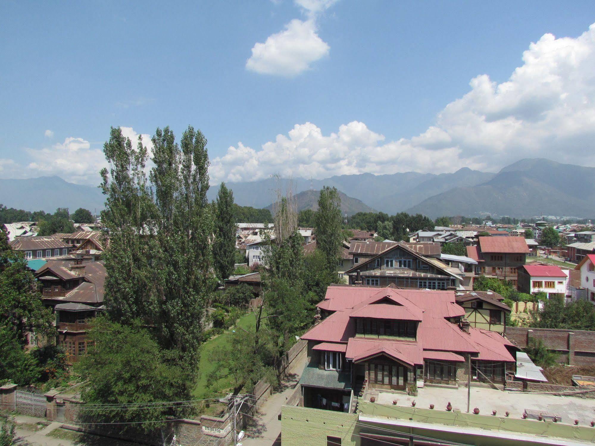 Hotel Pine Spring Wazir Bagh Srīnagar Dış mekan fotoğraf