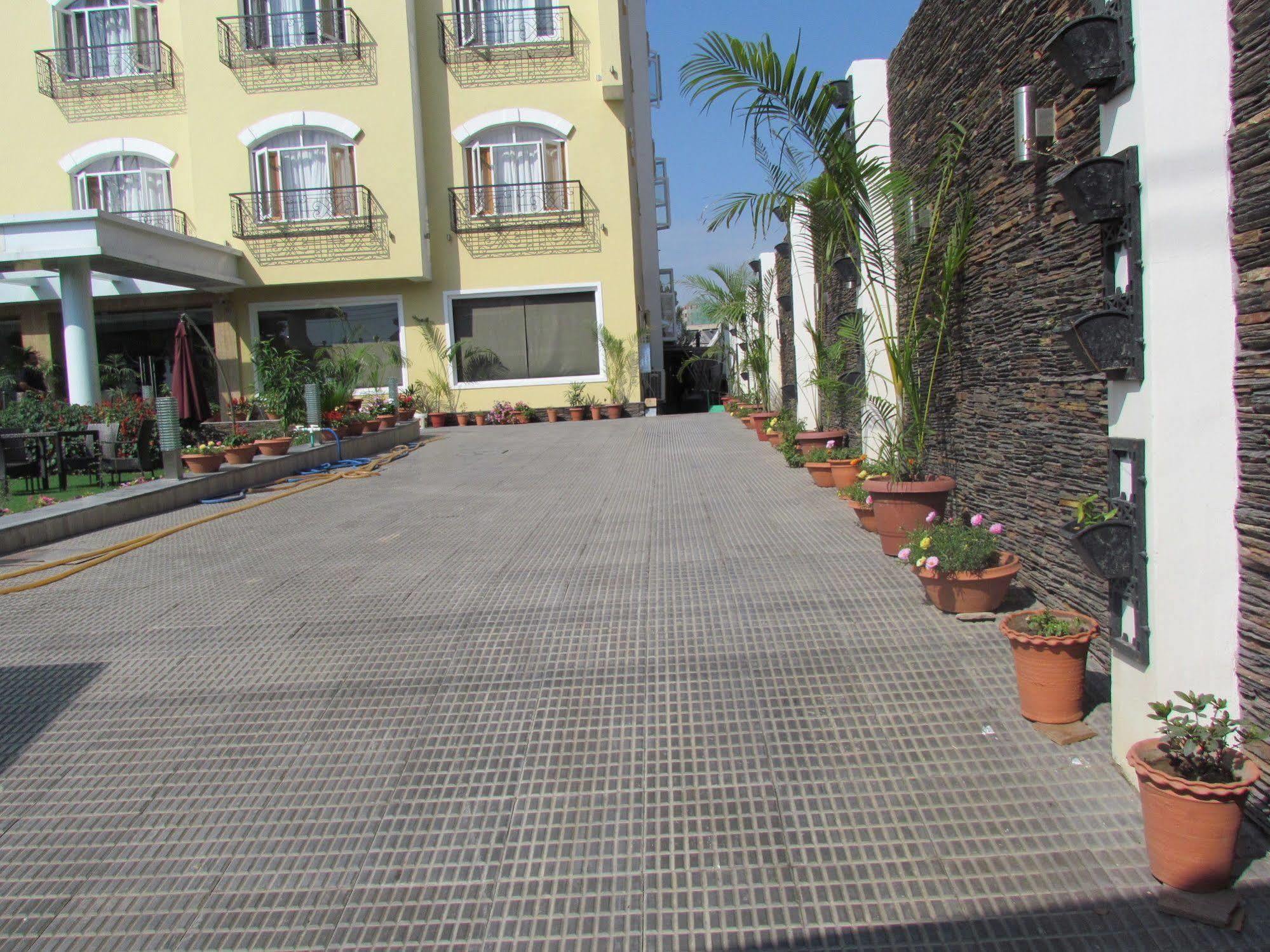 Hotel Pine Spring Wazir Bagh Srīnagar Dış mekan fotoğraf