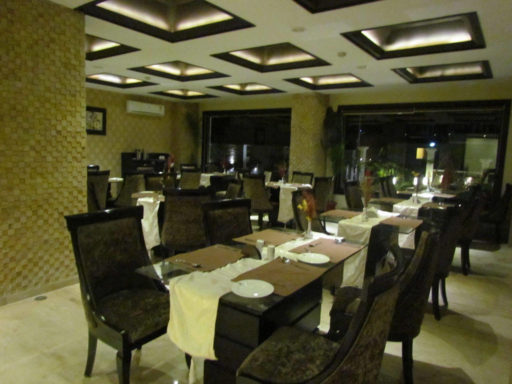 Hotel Pine Spring Wazir Bagh Srīnagar Dış mekan fotoğraf